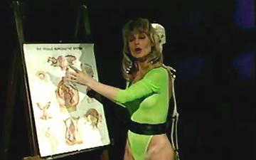 Descargar Nina hartley es una profesora experta en sexo que intenta mostrar cómo comer correctamente snatch