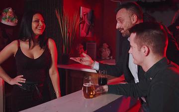 Downloaden Mariskax neemt twee jongens mee terug naar de vip zodat ze haar lekkere kontje kunnen dp'en