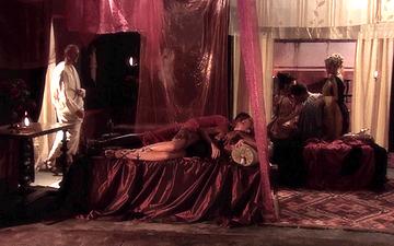 Descargar Famosa escena de orgía romana completa con anal hardcore
