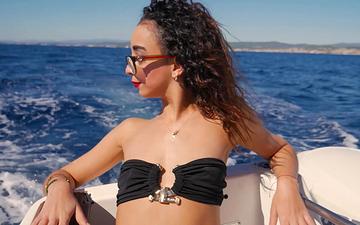 Scaricamento Crystal foxx cavalca l'asta di un cazzo del capitano di una barca