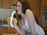 Jetzt beobachten - Toni james has a great time sucking a dick like a banana