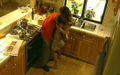 Regarde maintenant - Alexandra se penche sur le comptoir de la cuisine et se fait baiser par derrière.