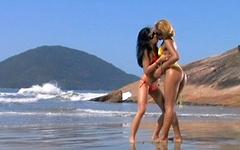 Guarda ora - Island living can be a sensational experience for these two horny lesbians