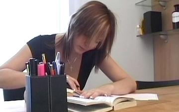 Descargar A great looking teen girl is bored so she masturbates right at the desk