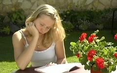 Regarde maintenant - A couple of blonde lesbian teens show how they fuck outside in the sun