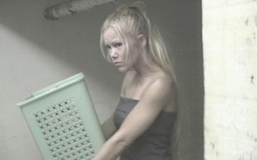 Herunterladen Pretty blonde makes laundry time a whole lot more fun with a hot fuck