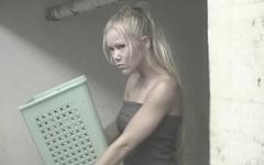 Kijk nu - Pretty blonde makes laundry time a whole lot more fun with a hot fuck