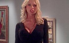 Jetzt beobachten - Briana banks loves showing off her fake rack