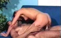 Eine ältere Frau lässt ihre Muschi reiben und lecken, bevor sie ihren Schwanz besteigt - movie 4 - 3