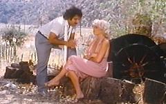 Jetzt beobachten - Vintage outdoor fuck video with sexy blonde eating cock and being pounded