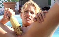 Kijk nu - Losse anale hoeren vullen hun gaten met maïs