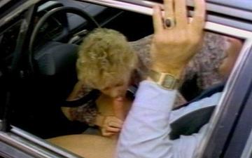 Télécharger A mature blonde sucks on her mans cock and he fucks her there in the car