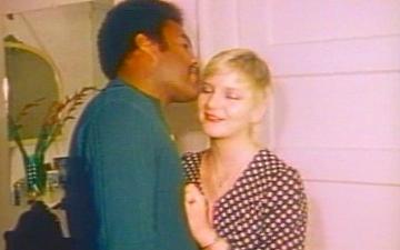 Downloaden A vintage interracial scene with a blonde girl fucking a black guy