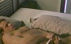 Tim Barnett wichst einen großen Spermaschuss auf seine Bettlaken - movie 1 - 3