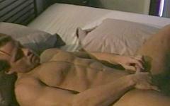 Tim Barnett wichst einen großen Spermaschuss auf seine Bettlaken - movie 1 - 4
