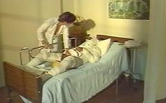 Regarde maintenant - A nurse in a hospital room sucks on her patients cock before mounting it