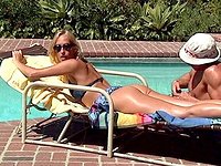 Guarda ora - Oiled up for an afternoon of sun bathing this blonde gets drilled hard