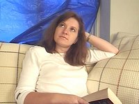 Kijk nu - Julia inhales the cock and spreads her bare shaven pussy for her boyfriend