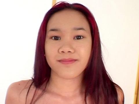 Asian Teen Kitty Gives A Good Blowjob To This White Cock Who Cums On Her