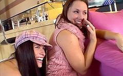 Jetzt beobachten - Two juicy college sluts and one big dicked stud enjoy a thrilling threesome