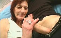 Kijk nu - This ancient grannie takes out her teeth to suck his dick