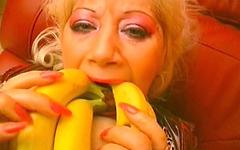Kijk nu - How many bananas and carrot can this mature blonde cunt hold in her pussy?!