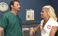 Kijk nu - Aubrey adams is a nasty blonde nurse