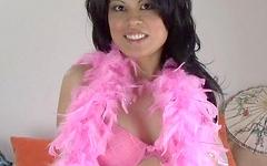 Regarde maintenant - Sasha is an asian girl who loves her big vibrator and other sex toys