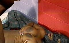 Putain noire aux gros seins baisée dans une capote BDSM - movie 2 - 7