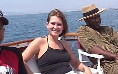 Kijk nu - Astrid loves banging on boats