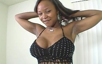 Télécharger Vida valentine shows her big black tits and then works to get the cum