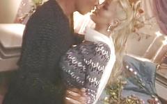 Jill Kelly se fait baiser avec de la lingerie et des bijoux de luxe. - movie 9 - 2