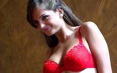 Guarda ora - She is not only younger, but hot and bothered