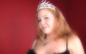 Herunterladen Cherry poppens claims to be the blowjob princess